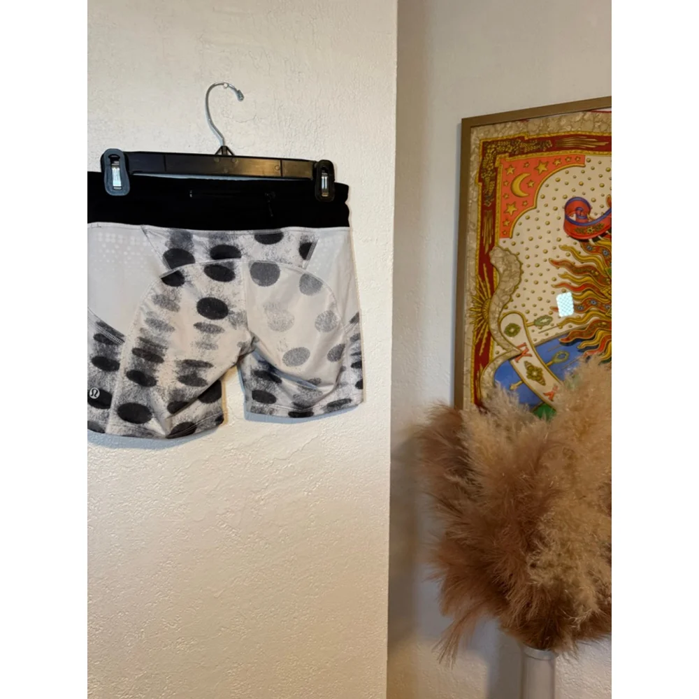 Preowned, Lululemon Run Dart and Dash Short Womens Seaside Dot Embossed, Size 6 - Picture 5 of 7